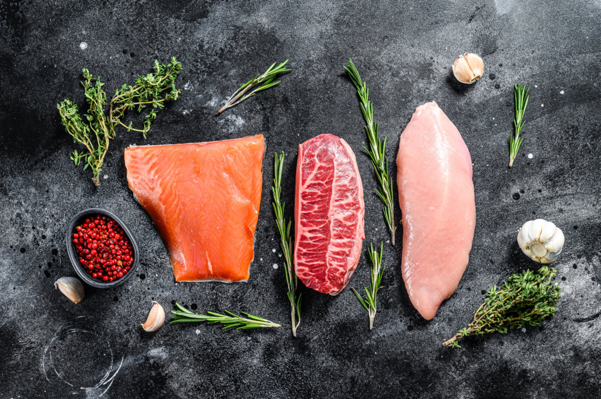 Рыбные продукты. Сырое мясо и рыба. Мясные и рыбные продукты. Meat and fish are in iron. Карась мясо.